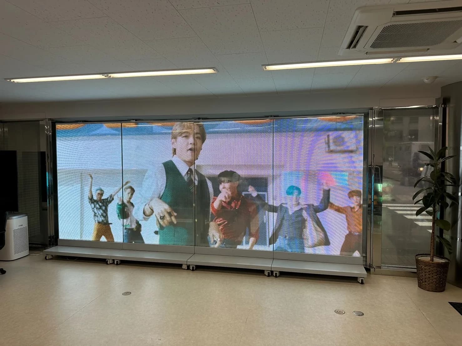 K-POP映像を映す大型スクリーン