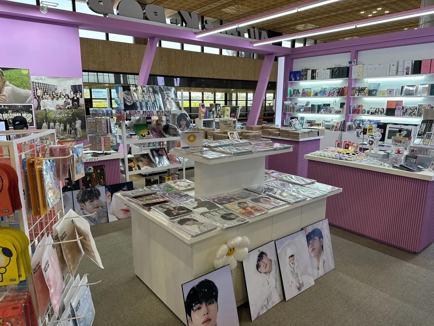 アルバムや写真が並ぶK-POP物販スペース